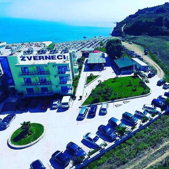 Hotel Zverneci エクステリア 写真